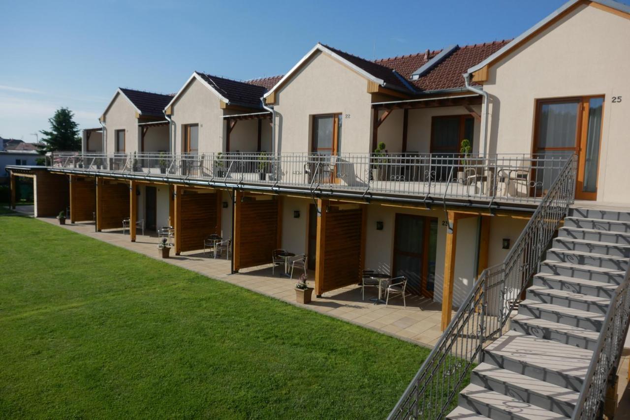 Penzion Vcelarsky Dvur Lednice Exterior foto