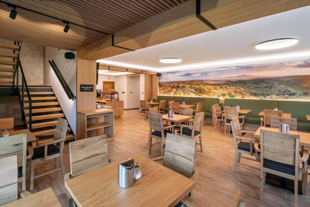 Penzion Vcelarsky Dvur Lednice Exterior foto
