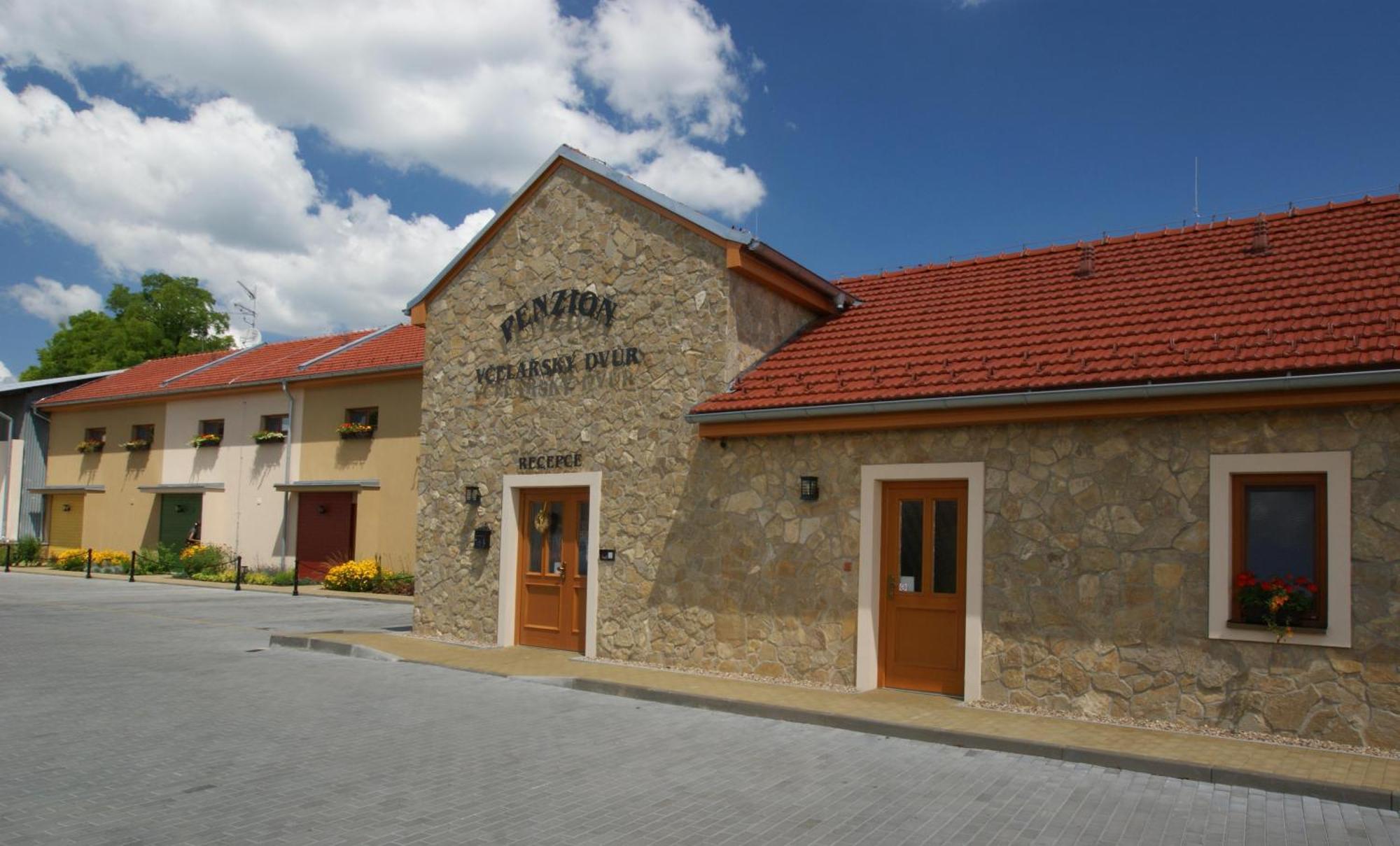 Penzion Vcelarsky Dvur Lednice Exterior foto